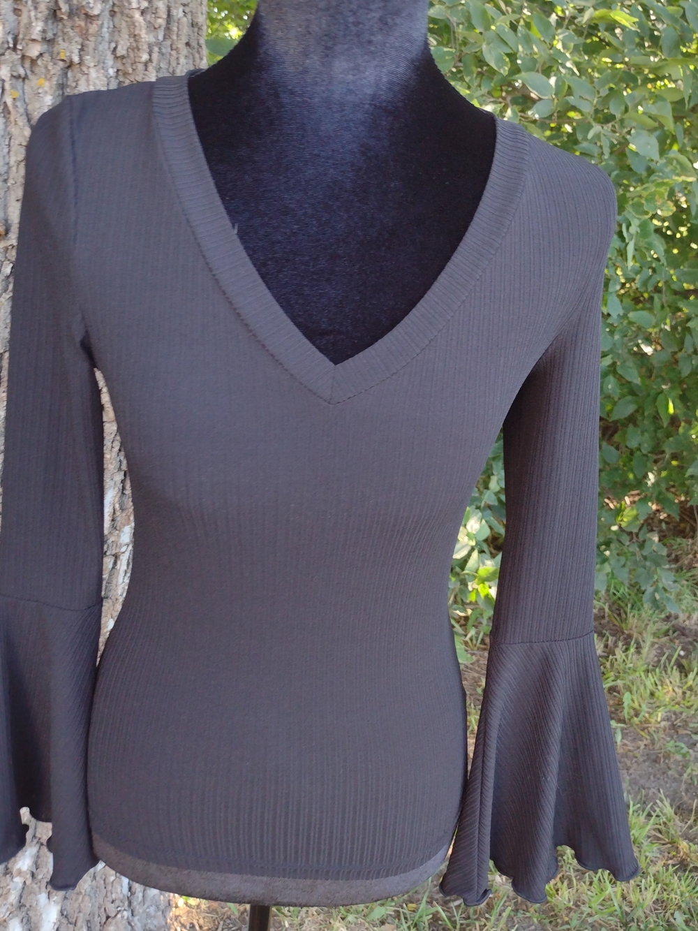 Black Ribbed V-Neck Bell-Sleeve Top Sz Xs - Picture 3 of 7
